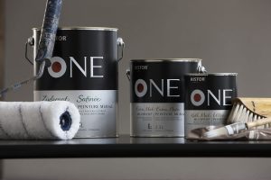 Histor One verfpotten op een plank met verfgerei