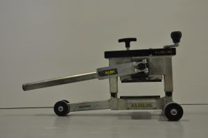 Foto van onze tegelknipper met de hendel omlaag